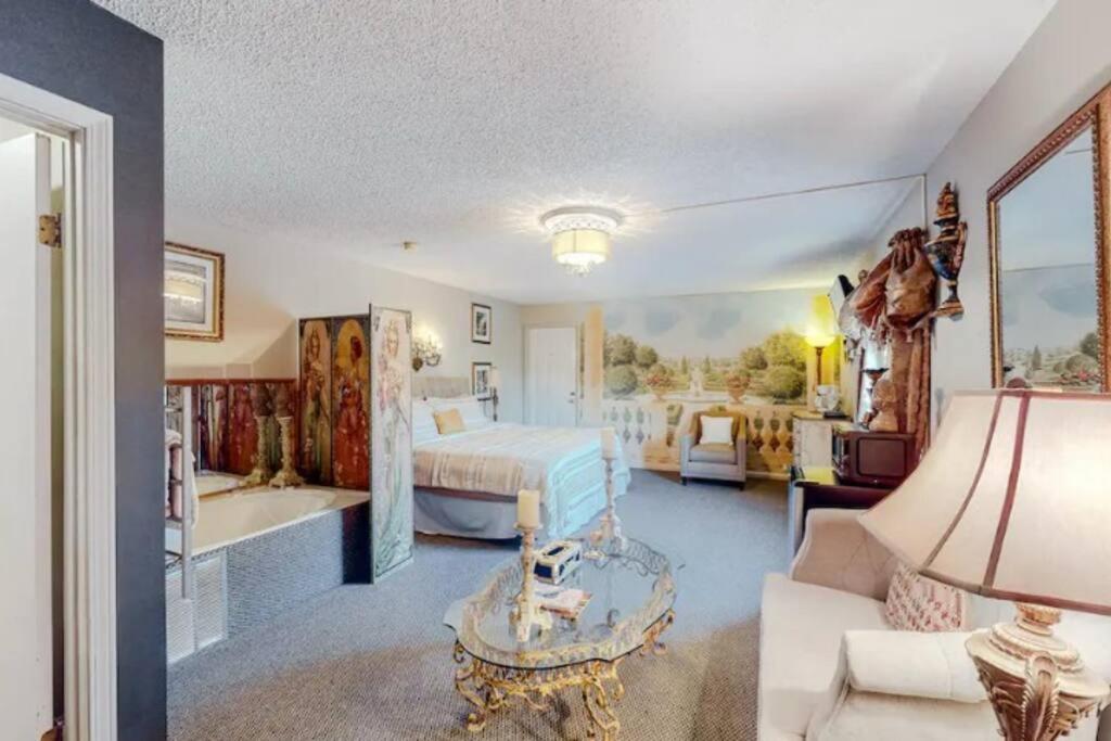 Jacuzzi Suite 206 At Tradewinds Eureka Springs Extérieur photo