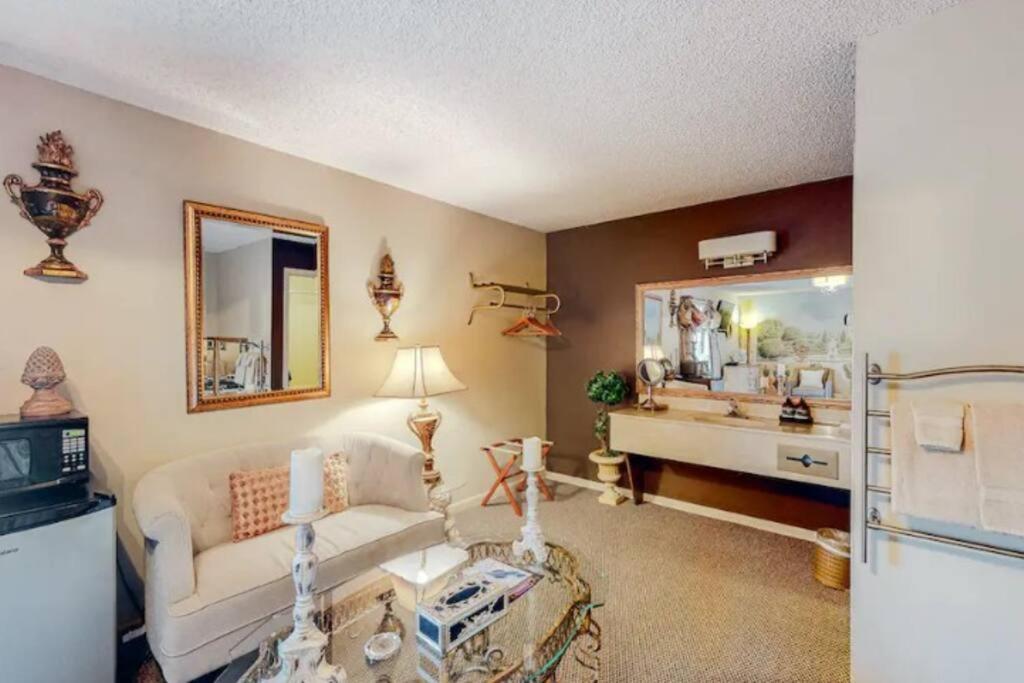 Jacuzzi Suite 206 At Tradewinds Eureka Springs Extérieur photo